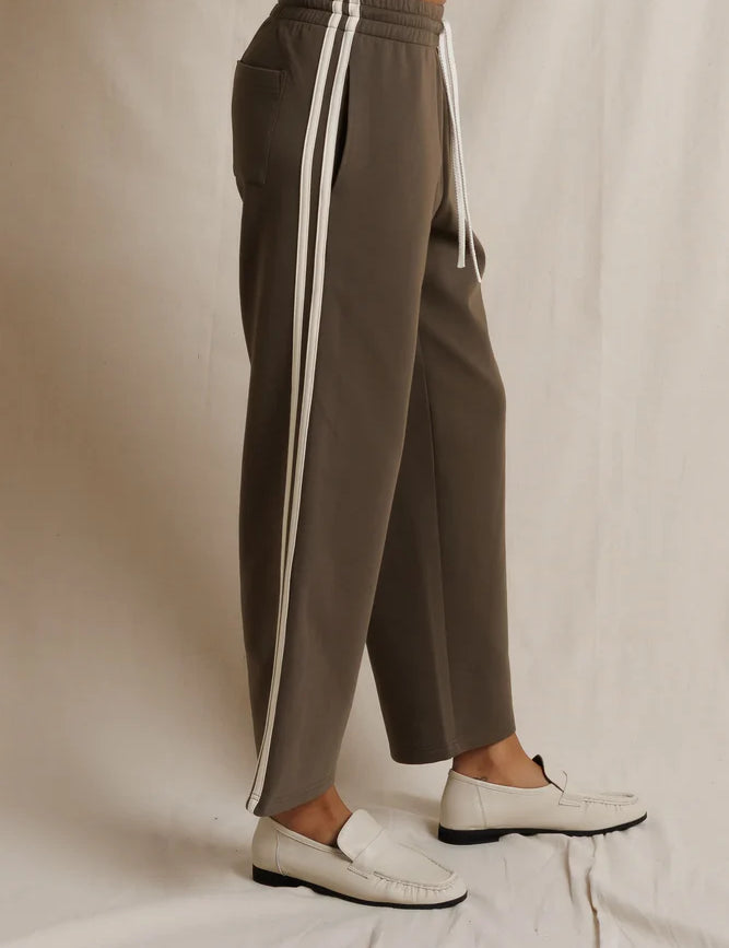 ClaudTravelTrackPant4.webp